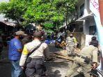 pembongkaran-tempat-berkerumun-para-pemuda-di-ambon-u.jpg