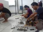 pembuatan-gelang-untuk-jemaah-calon-haji-di-embarkasi-solo_20160824_145649.jpg