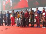 pemecahan-rekor-dunia-tari-gemu-famire-yang-terpusat-di-plaza-mabes-tni-cilangkap_20180904_084148.jpg