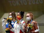 pemenang-medali-emas-yang-qian-tengah-dari-china-berpose-di-podium-bersama-anastasiia-galashina.jpg