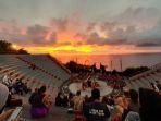 pementasan-tari-kecak-di-pura-uluwatu-bali.jpg