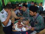 pemeriksaan-larangan-barang-bawaan-jemaah-haji-surabaya_20150912_221205.jpg