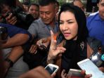 pemeriksaan-perdana-rita-widyasari-di-kpk_20171010_182215.jpg
