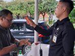 pemeriksaan-suhu-tubuh-dan-pemberian-hand-sanitazer-ke-seorang-karyawan.jpg