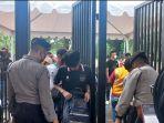 pemeriksaan-suporter-yang-masuk-stadion-gbk-untuk-laga-indonesia-vs-thailand.jpg
