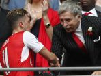 pemilik-arsenal-stan-kroenke-dan-mesut-oezil_20171203_085734.jpg