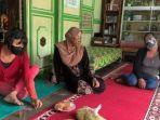 pemilik-tengah-dan-anggota-ponpes-waria-al-fatah-saat-berbincang-dengan-tribun-jogja.jpg
