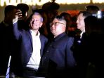 pemimpin-korea-utara-kim-jong-un-tengah-saat-diajak-berfoto-selfie_20180612_002226.jpg