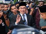 pemimpin-oposisi-malaysia-anwar-ibrahim-tengah.jpg