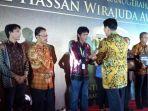pemimpin-redaksi-kompascom-achmad-subechi-menerima-penghargaan-the-hassan-wirajuda-award-2015.jpg