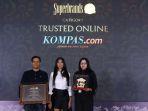 pemimpin-redaksi-kompascom-wisnu-nugroho-menerima-penghargaan-superbrands.jpg