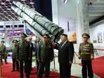 pemimpin-tertinggi-korea-utara-kim-jong-un-memamerkan-persenjataan.jpg