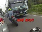pemotor-kawasaki-ninja-250-hampir-tabrakan-dengan-bus-dari-lawan-arah.jpg