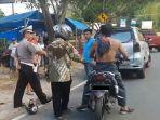 pemotor-mengamuk-dan-banting-helm-minta-kunci-dikembalikan-copot-baju.jpg