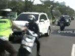 pemotor-nyaris-tabrak-polisi-saat-hindari-razia.jpg