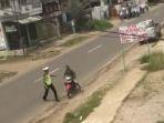 pemotor-pengendara-motor-menghindari-tangkapan-polisi-malah-nabrak-warung-video-viral.jpg