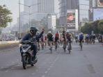 pemotor-plat-aa-acungkan-jari-tengah.jpg