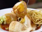 pempek-megaria-legendaris-dengan-kuah-cuko-yang-pekat-dan-lezat.jpg