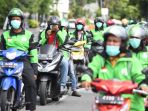 pemprov-jawa-timur-semprot-driver-ojol-dengan-disinfektan_20200322_162705.jpg