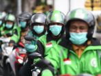 pemprov-jawa-timur-semprot-driver-ojol-dengan-disinfektan_20200322_163857.jpg