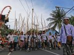 pemuda-desa-munggu-bali-gelar-tradisi-mekotek_20171111_224434.jpg