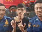 pemuda-lepas-cincin.jpg