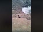 pemuda-nekat-turun-ke-bibir-kawah-bromo_20180404_130412.jpg