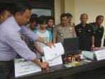pemuda-pemalsu-dokumen-negara_20151215_165127.jpg