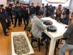pemuda-rusia-membeli-iphone-xs-dengan-uang-koin-350-kilogram.jpg