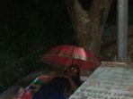 pemuda-yang-mengaku-bernama-adi-warga-cirebon-sedang-tidur.jpg
