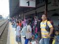 pemudik-di-stasiun-senen.jpg