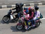 pemudik-lebaran-bersepeda-motor-melintas-di-jalur-pantura_20230421_110336.jpg