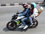 pemudik-lebaran-bersepeda-motor-melintas-di-jalur-pantura_20230421_110428.jpg
