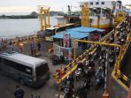 pemudik-lebaran-sepeda-motor-pelabuhan-bakauheni_20220427_112357.jpg