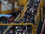 pemudik-lebaran-sepeda-motor-pelabuhan-bakauheni_20220427_112443.jpg