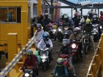 pemudik-lebaran-sepeda-motor-pelabuhan-bakauheni_20220427_112535.jpg