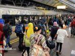 pemudik-mulai-padati-stasiun-gubeng-surabaya.jpg