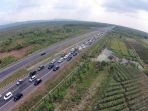 pemudik-mulai-padati-tol-cipali_20170621_232426.jpg