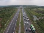pemudik-mulai-padati-tol-cipali_20170621_232431.jpg