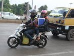 pemudik-nekat-menggunakan-sepeda-motor_20150709_152245.jpg