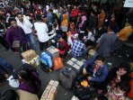 pemudik-padati-terminal-kalideres_20150714_001941.jpg