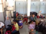 pemudik-sedang-tertidur-di-depan-posko-jasa-raharja_20170617_235033.jpg