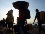 pemudik-tiba-di-pelabuhan-tanjung-perak-surabaya_20170618_231952.jpg