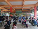 pemudik-tujuan-sumatera-menunggu-keberangkatan-bus-di-terminal-kampung-rambutan.jpg