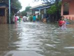 pemukiman-warga-di-jl-rawe-v-lingkungan-viikecamatan-medan-labuhan-terendam-banjir-s_20171013_102424.jpg