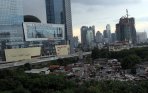 pemukiman-warga-terdesak-pembangunan-gedung-komersil_20141221_201652.jpg