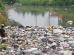 pemulung-cari-limbah-plastik-di-aliran-das_20160225_173834.jpg