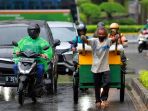 pemulung-dengan-gerobaknya-melintasi-jalan-protokol-di-jakarta_20210112_182748.jpg