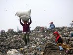 pemulung-mancari-sampah-di-tpa-terjun-medan_20160321_164811.jpg