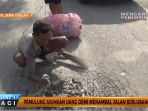 pemulung-sisihkan-uang-demi-menambal-jalan-berlubang_20170306_103712.jpg